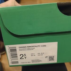 Nike Giannis Immortality 4 Kids Sneakers - Black, White, Fuchsia 2.5Y